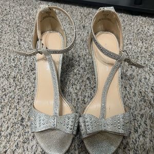 SILVER PAGEANT HEELS